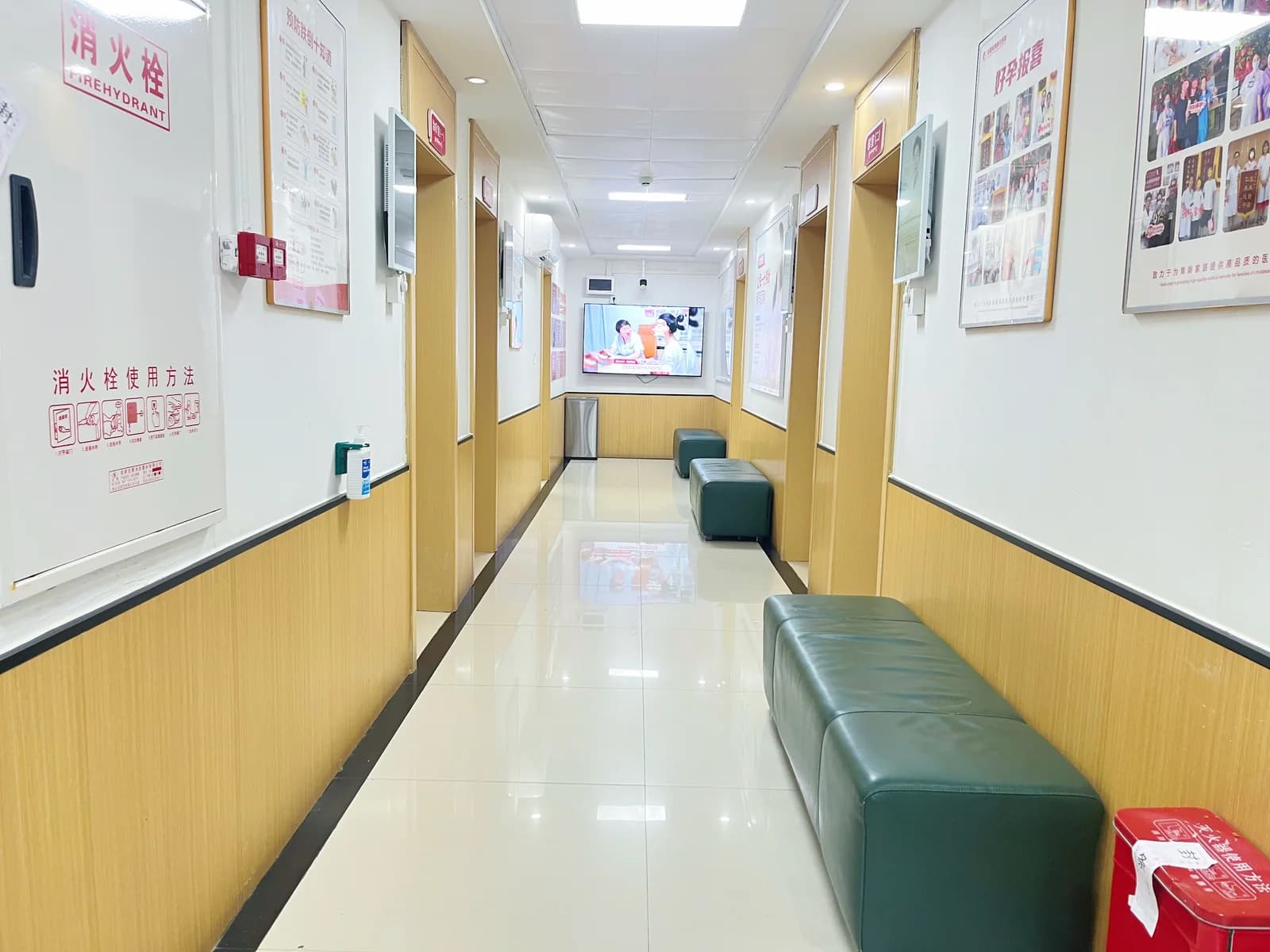 成都城南新生医院候诊走廊实景